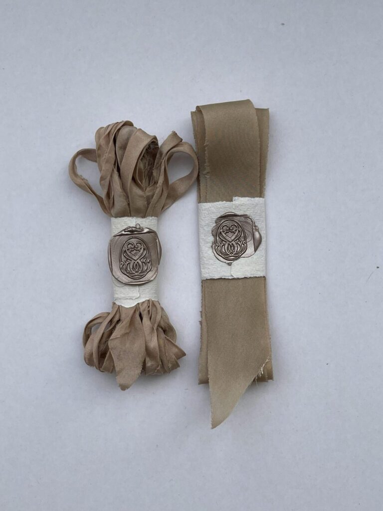 Sigilli su nastri di seta — bouquet di nozze, packaging boutique, presentazione regalo.