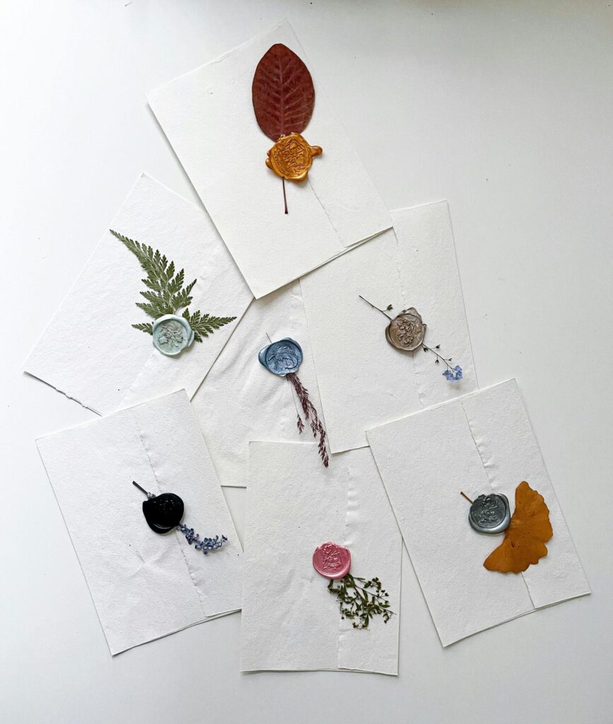 Carte, foglie d'autunno e sigilli colorati. Ogni busta un piccolo quadro — la corrispondenza come forma d'arte.