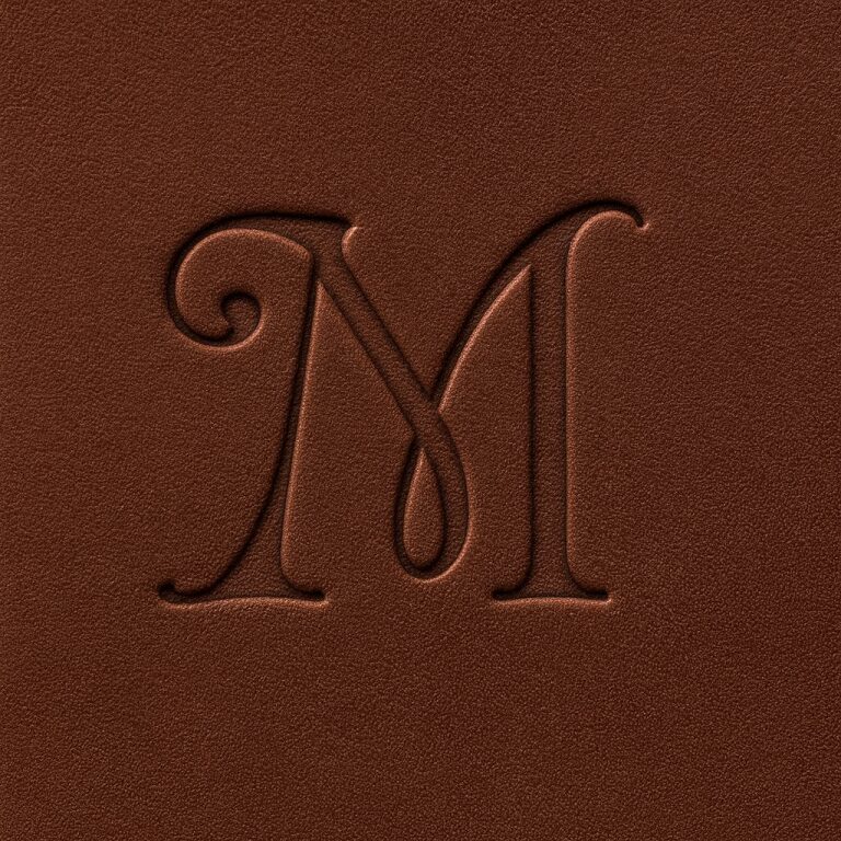 Goffratura monogramma su pelle — pelletteria, portafogli, valigeria personalizzata.