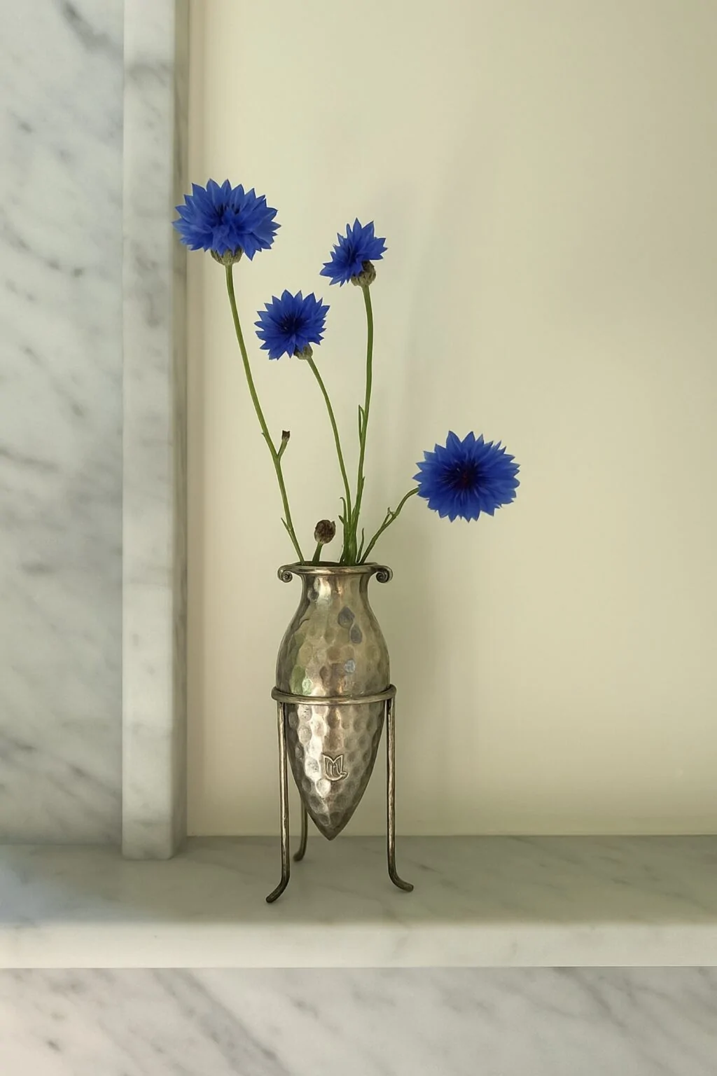 Vaso in argento martellato marchiato — argenteria d'autore, atelier floreali, fioristi di charme.