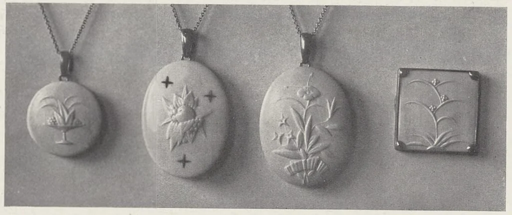 Ciondoli con incisione floreale — gioielleria d'autore, archivi d'epoca, pezzi da collezione.