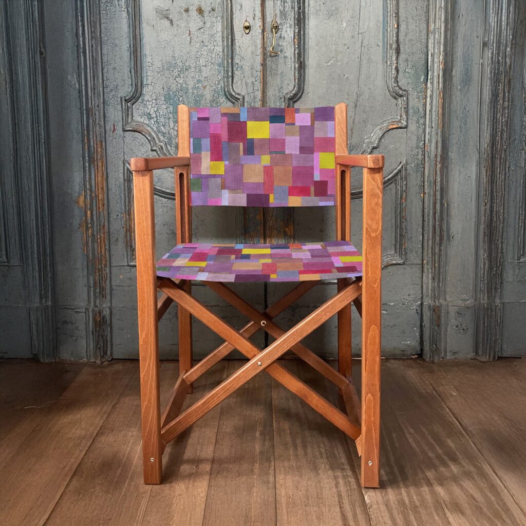 Chaise pliante La Menorquina, toile peinte à la main motif Paul Pink, structure brandy.