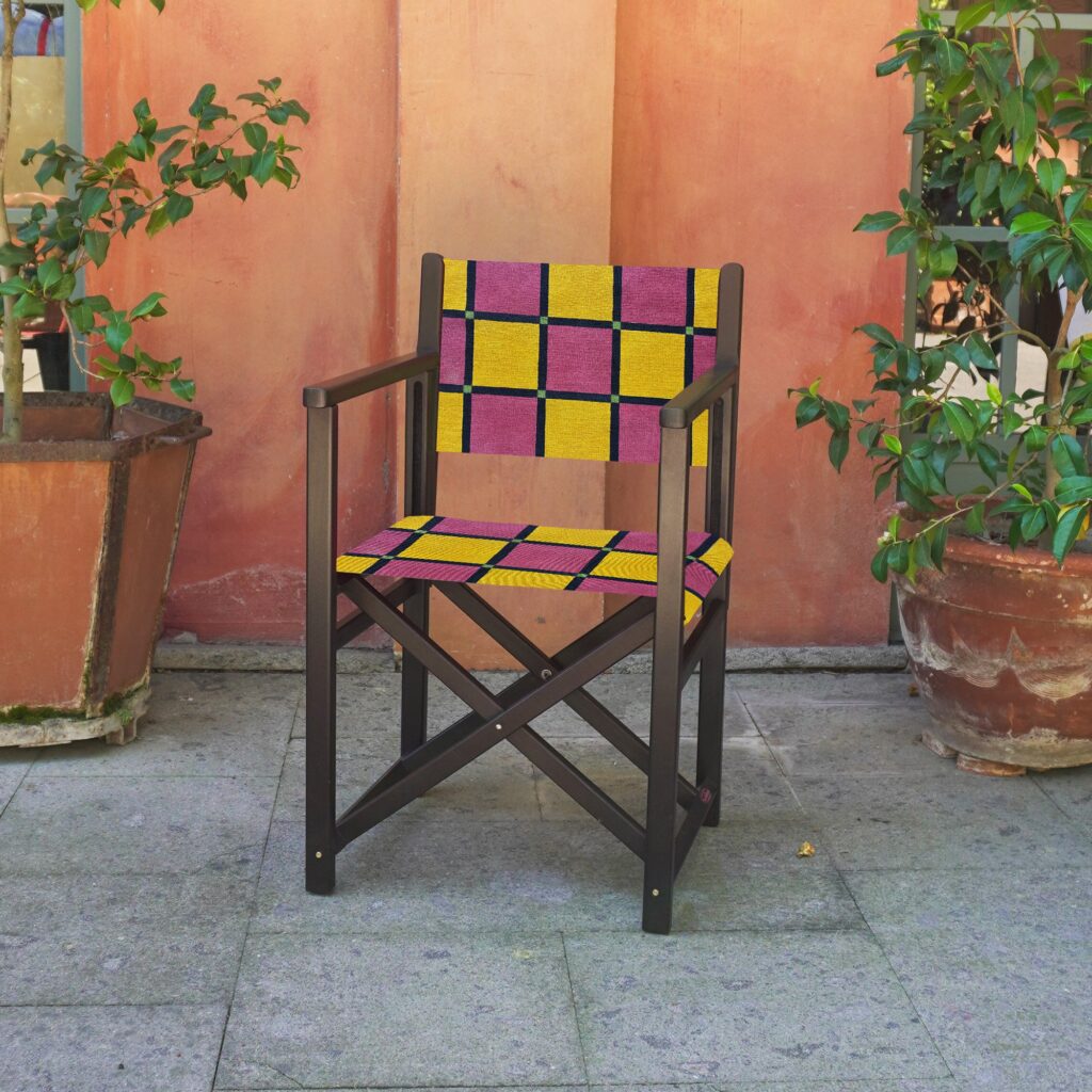 Chaise pliante La Menorquina, toile peinte motif Tiles strawberry/yellow, structure dark brown, terrasse extérieure.