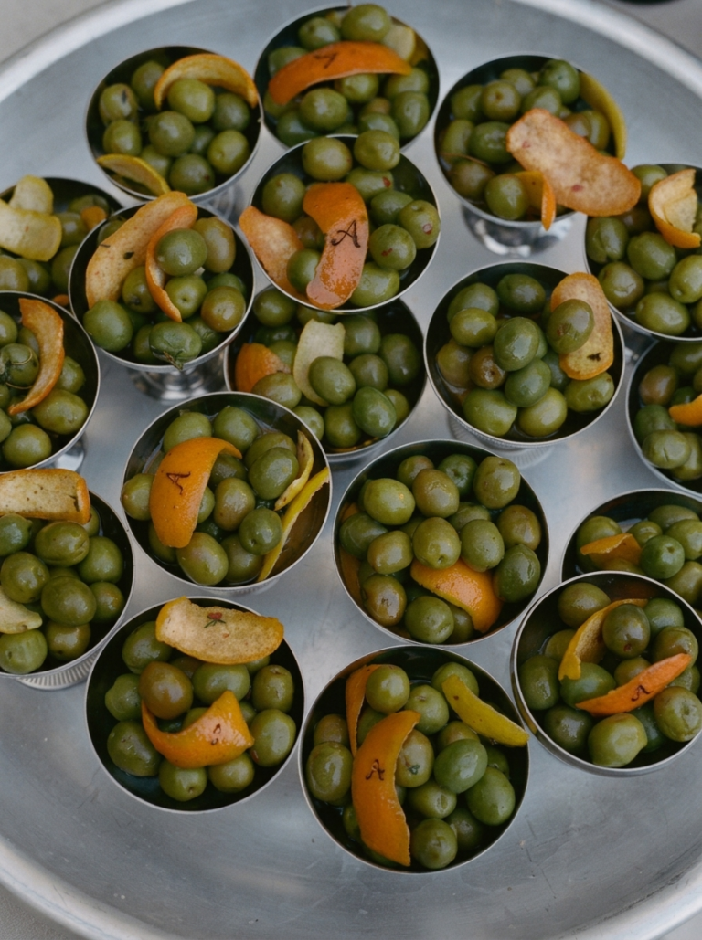 Bucce d'agrume punzonate — apericena d'autore, vassoi da banco, antipasti firmati.