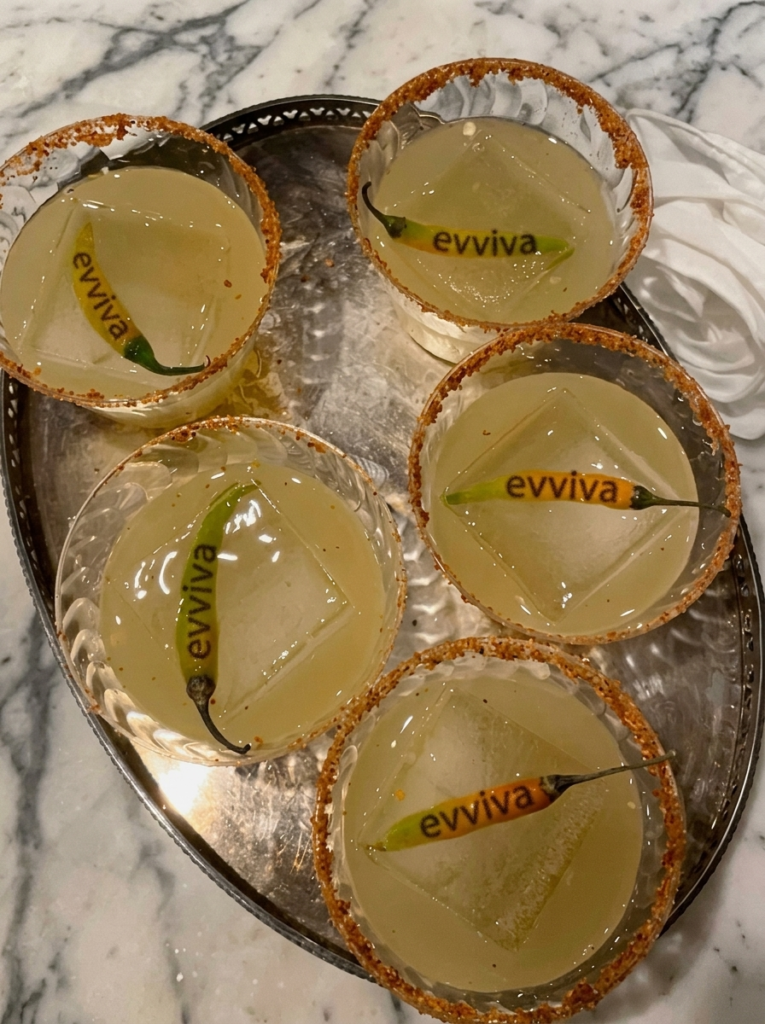 Σημαδεμένη με φωτιά πιπεριά — mezcal bar, πικάντικα cocktails, προπόσεις d'auteur.