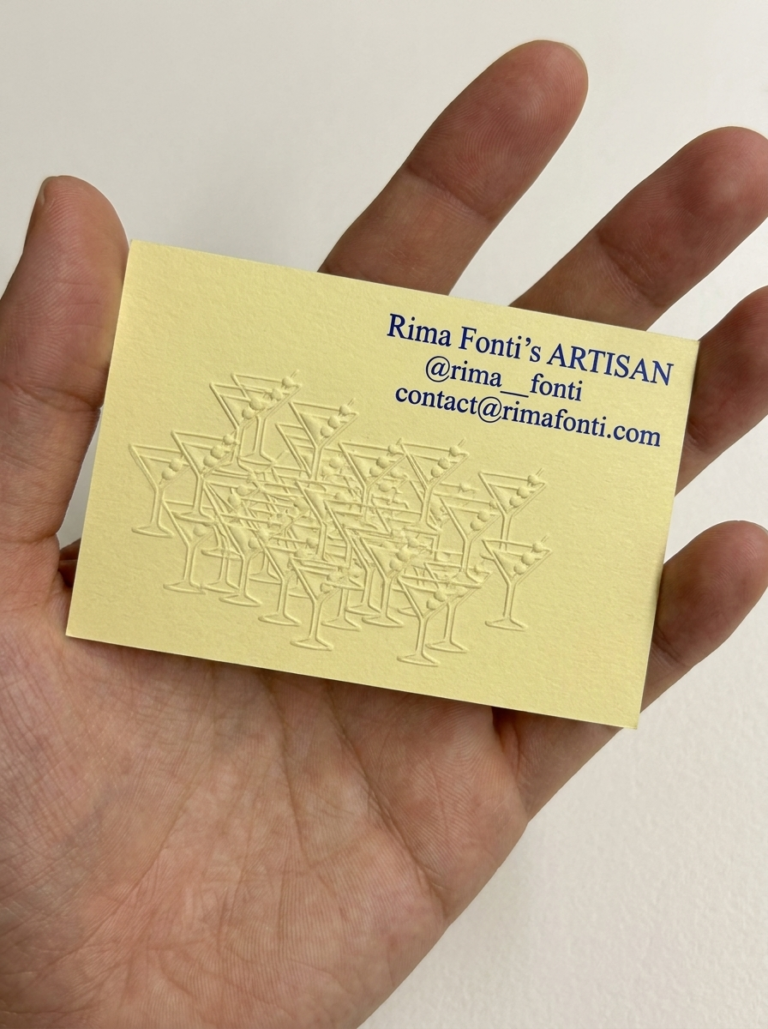 Biglietto da visita goffrato — identità visiva, atelier d'autore, carte intestate su misura.