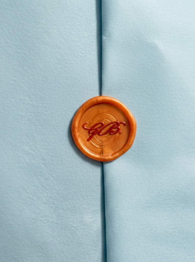 Sigillo monogramma su carta azzurra — annunci di nascita, carteggi di famiglia, firma personale.