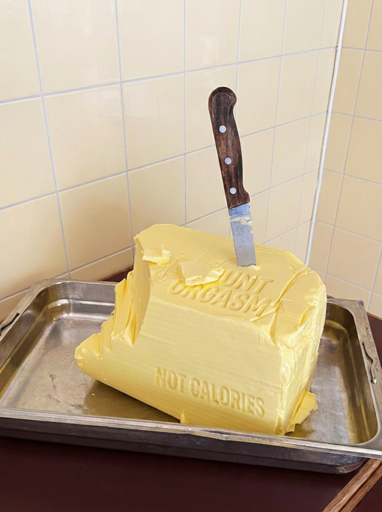 Blocco di burro inciso — ristoranti d'autore, caseifici boutique, edizioni limitate.