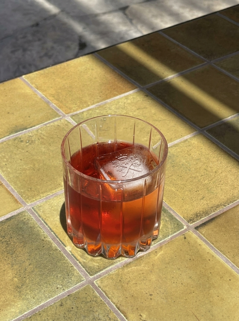 Cubetto scolpito con stemma — speakeasy, mixology museale, cocktail da collezione.