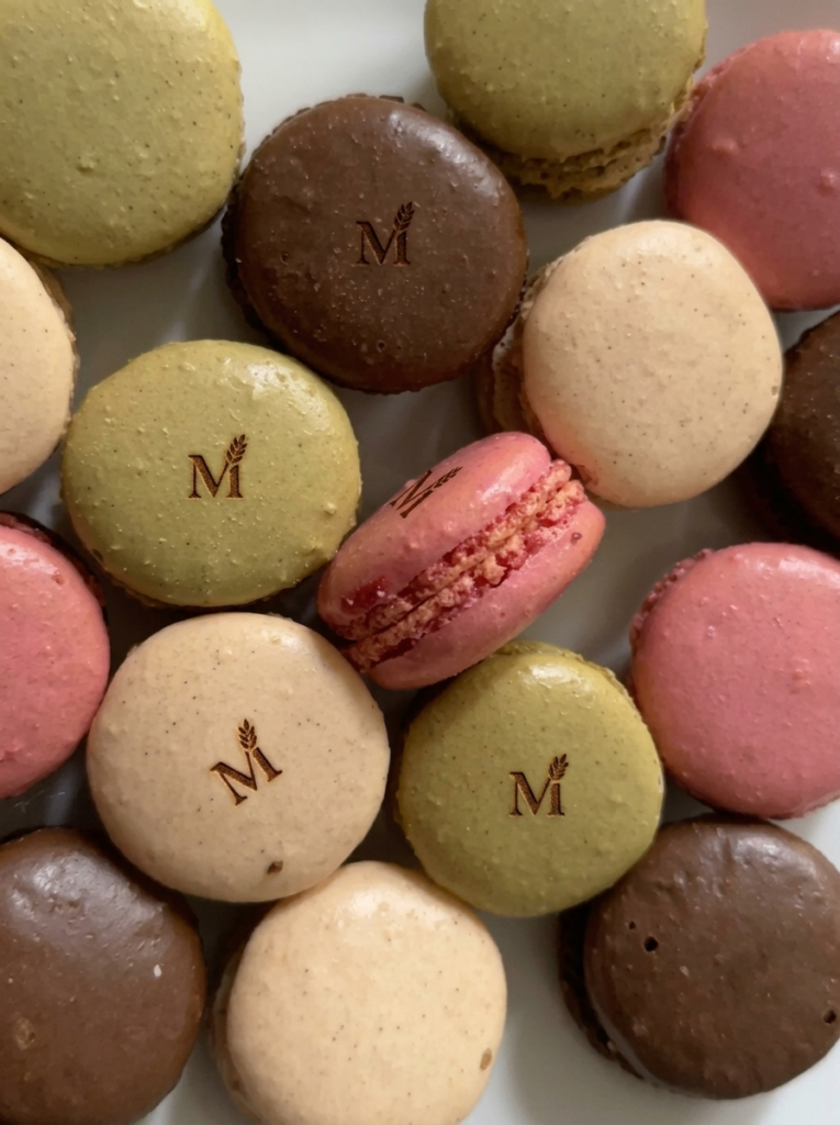 Ανάγλυφα macarons — pâtisserie d'auteur, μπομπονιέρες, gourmet δώρα.