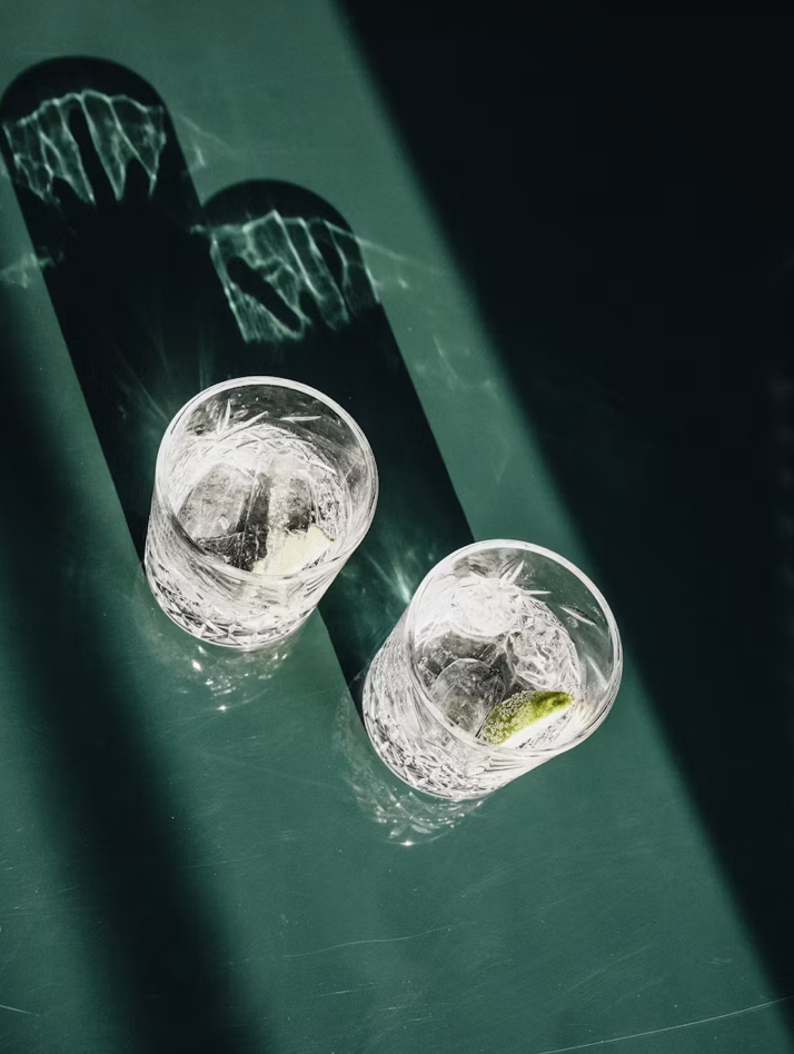 Νεκρή φύση mixology — signature cocktails, γαστρονομικά editorials, σκηνοθεσία bar.